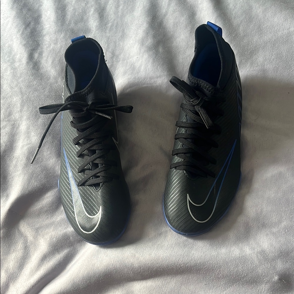 Nike Black and Blue Athletic Shoes for Performance